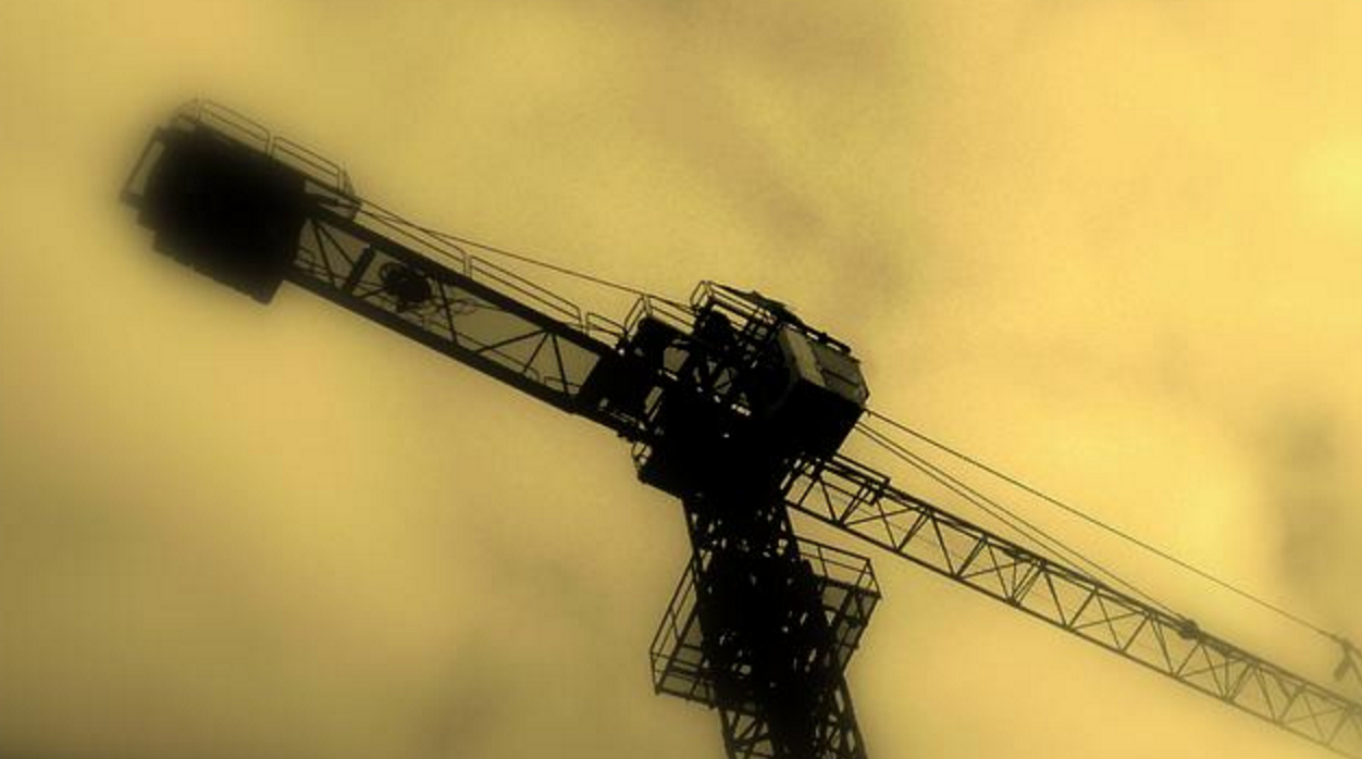 Rrëzohet nga vinçi ku punonte në lartësi, plagoset rëndë emigranti shqiptar