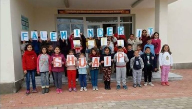 Skandal në shkollën e Konispolit, nxënësit përdoren si në kohën e Enverit: ‘Faleminderit Shuaip…’