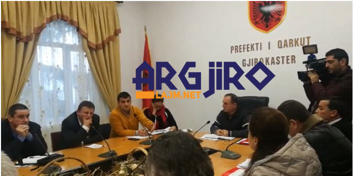 ‘Sherr’ në mbledhjen e Shtabit të Emergjencave në Gjirokastër, Flamur Golemi i kërkon Zamira Ramit të dalë në terren (VIDEO)