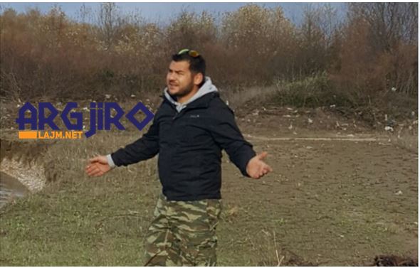 Flet elektriçisti që bënte akrobaci mbi lumin Drino, njihuni me Thanasin nga Dropulli (FOTO)