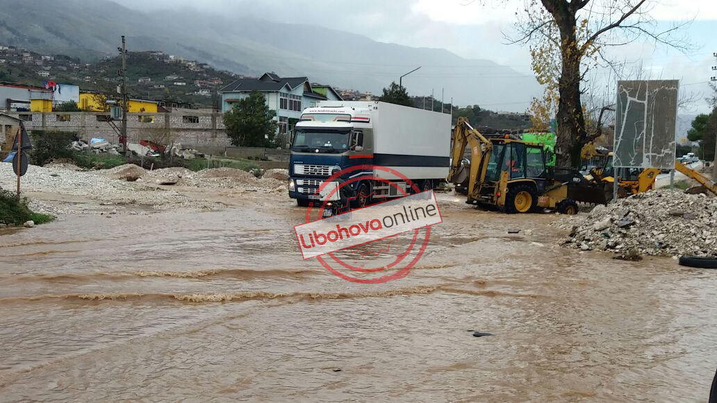 A mund të kalohet në rrugën pranë varrezave të Gjirokastrës? Shihni këto FOTO