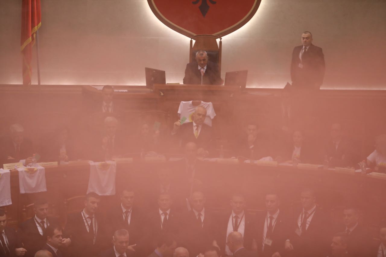 FOTO sa mijëra fjalë, shihni çfarë bënë deputetët e PD-së sot në Kuvend