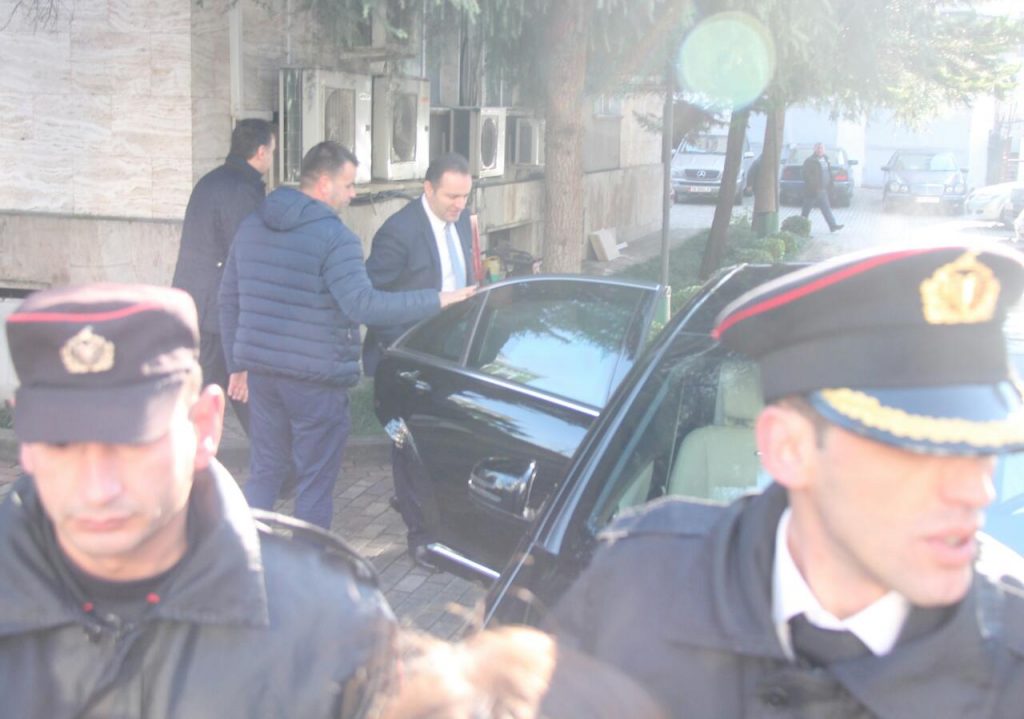 Adriatik Llalla dorëzon detyrën, largohet i qeshur nga Prokuroria e Përgjithshme