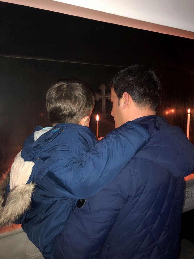 Foto me të birin në Kishë, deputeti i Gjirokastrës uron Krishtlindjen