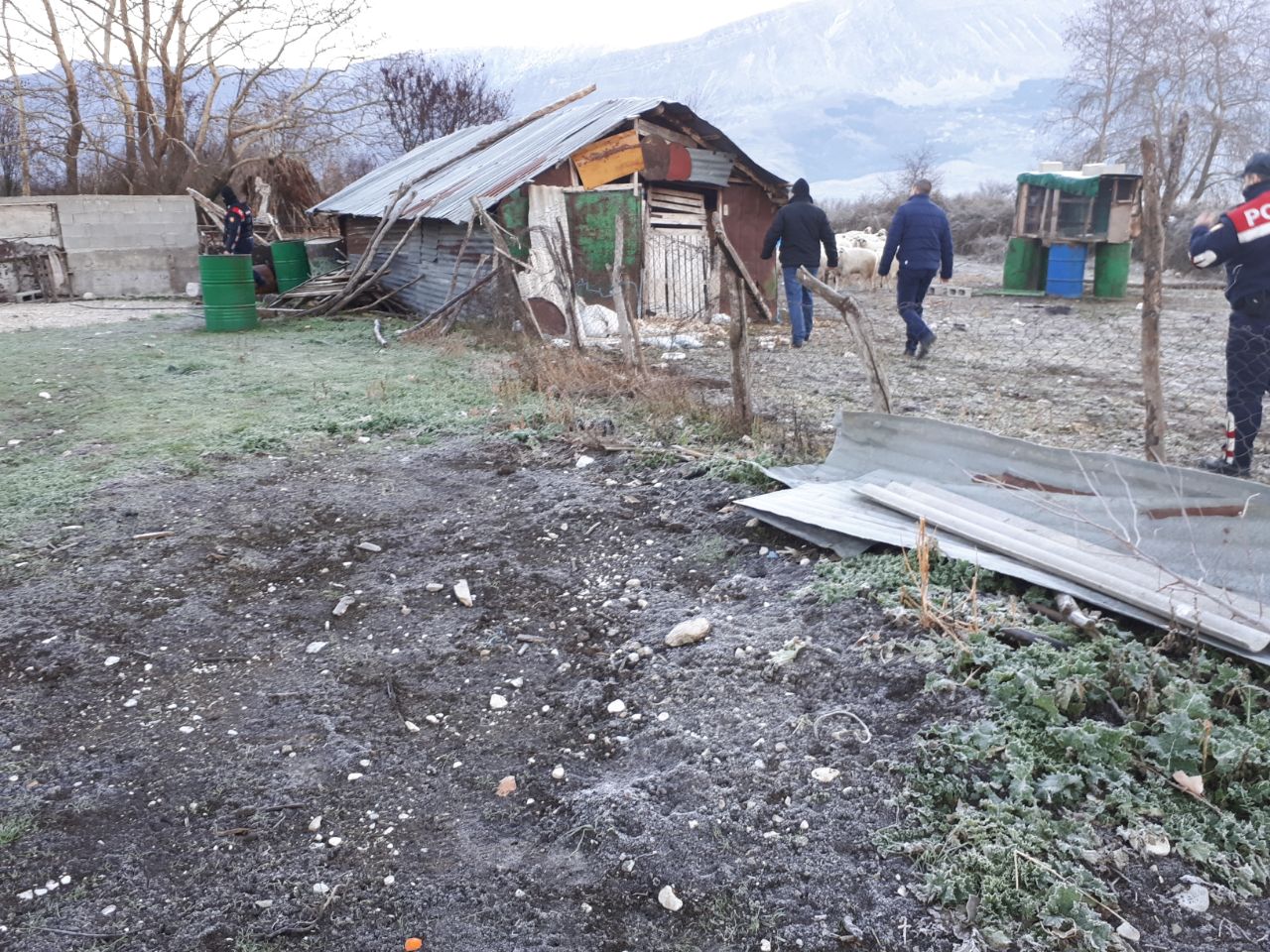 FOTO/ Drogë dhe armë në stanin e lazaratasit, arrestohet 60-vjeçari (Emri)
