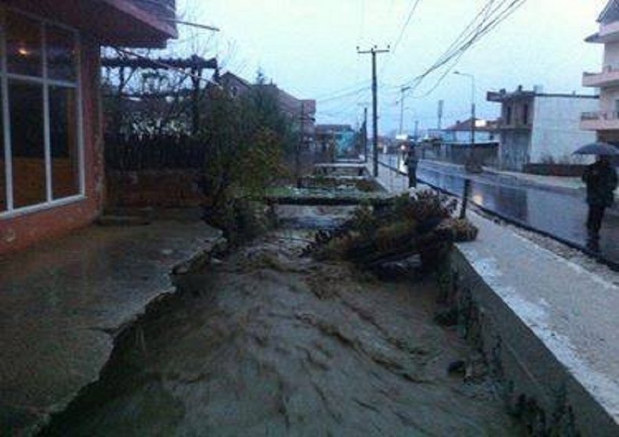 Lumi hyn mes fshatit, merr përpara gjithçka (FOTO)