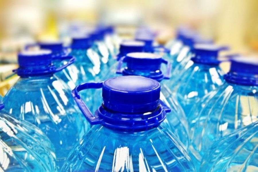 Ja pse është e rëndësishme të shikoni datën e skandecës sa herë bleni ujë