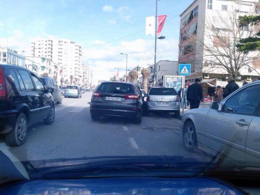 Aksident, përplasen tre makina