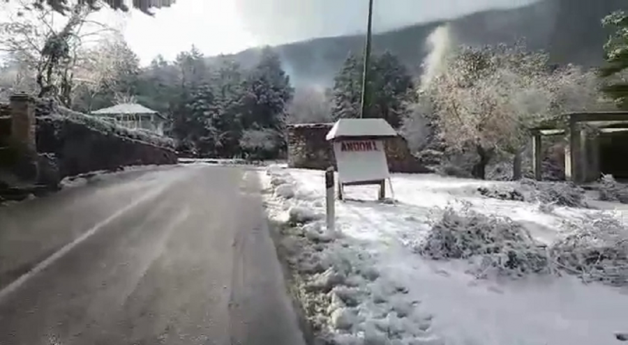 Llogaraja pushtohet nga dëbora, vështirësi në lëvizjen e makinave (VIDEO)