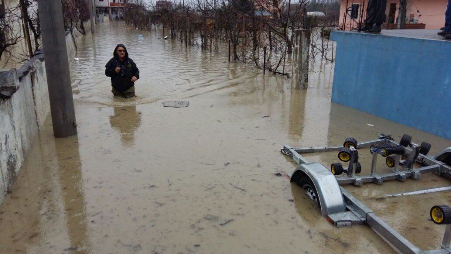 Alarmi i meteorologëve, reshjet e shiut do të shtohen, zgjerohet harta e përmbytjeve