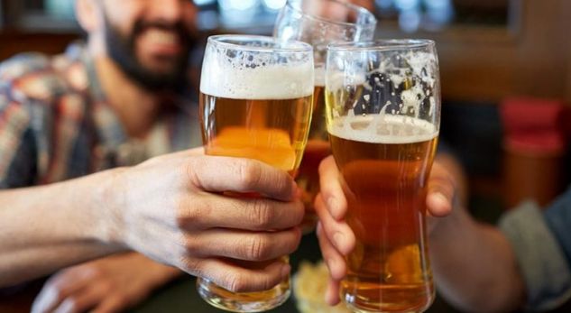 Shqiptarët konsumojnë 8.7 milionë litra birrë më shumë se viti 2016