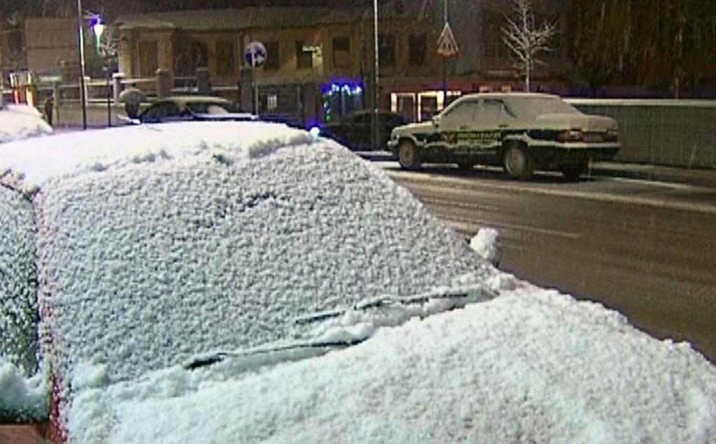 Dëbora mbulon vendin, këto janë rrugët ku kalohet me zinxhirë