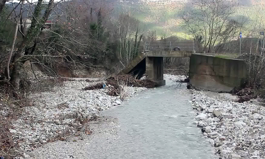 Përmbytjet, dy fshatra të Dropullit mbeten të izoluar prej më shumë 15 ditësh