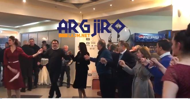 Gjirokastër, PS mblidhet për festa. Shihni kush e heq vallen (VIDEO)