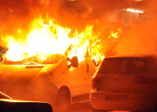 Merr flakë një furgon në rrugë