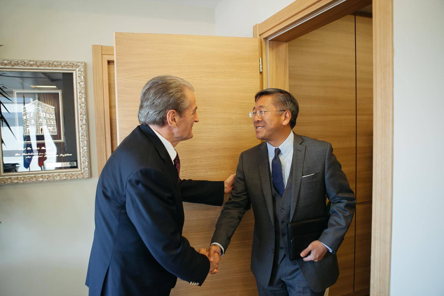 ‘Çmendet’ Berisha, sulmon ambasadorin amerikan: Është akuzuar për korrupsion!