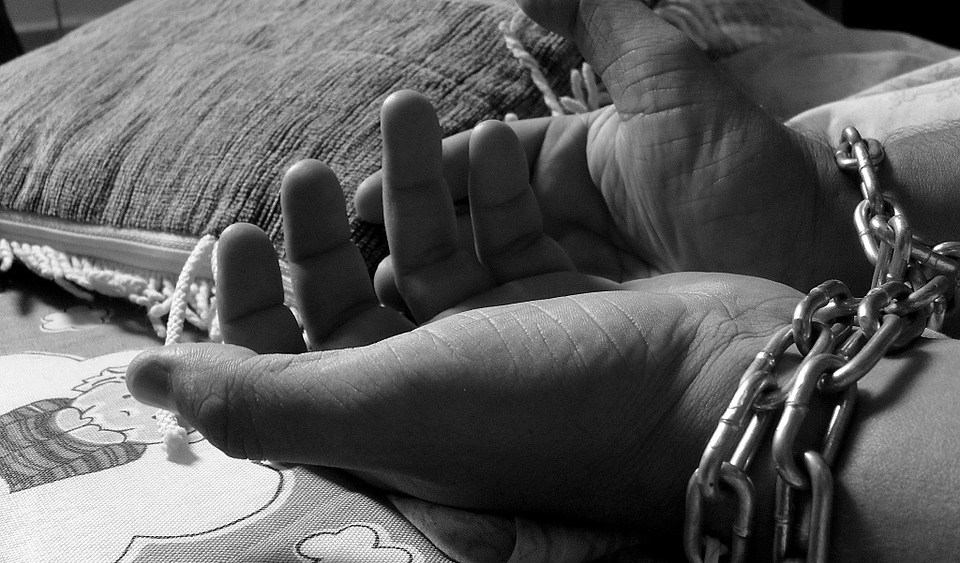 Raporti i frikshëm/ Shqipëria trafikon njerëz për tregjet e seksit në Europë