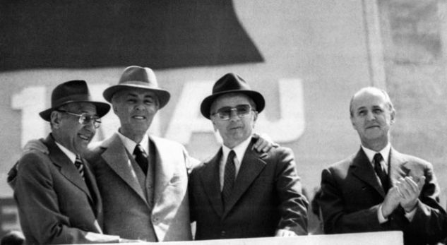 Dalin prapaskenat/ Ja kush do ta merrte pushtetin pas vdekjes së Enver Hoxhës