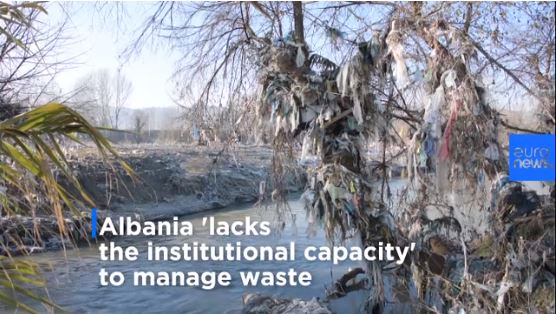 Euronews vë alarmin: Plehrat e Shqipërisë ndotin edhe vendet e rajonit (VIDEO)