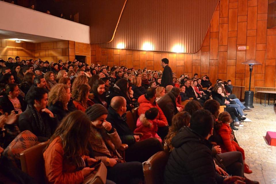 Gjirokastër, ‘Shpellari’ mbush sallën e teatrit, por spektatorët ngrinë së ftohti (FOTO)