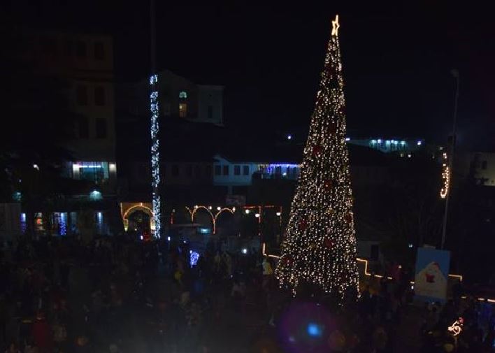 Zbardhen dy tenderat, ja sa milionë ka kushtuar dekori i Gjirokastrës për festa (FOTO)