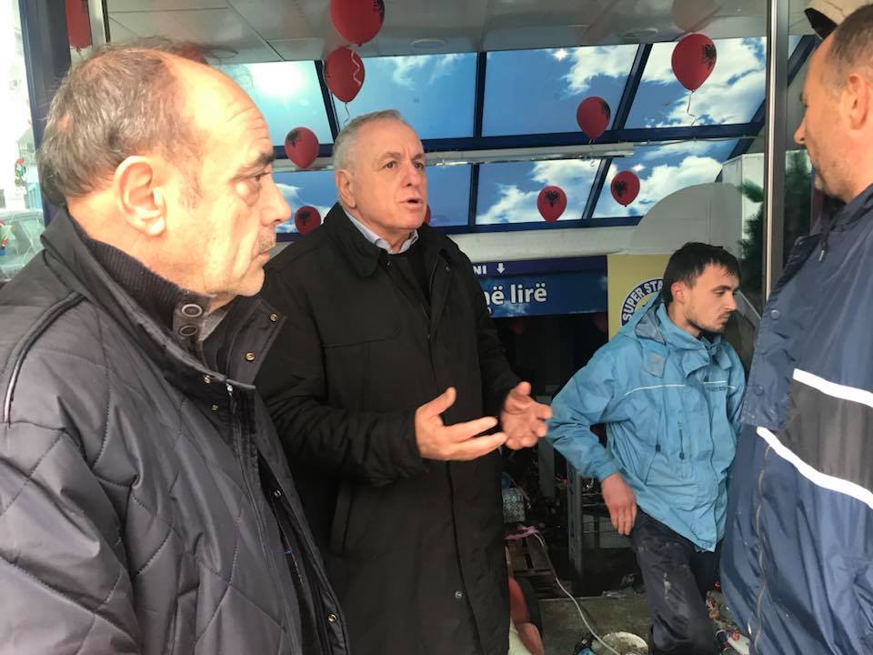 ‘Bëhet i gjallë’ Tritan Shehu, viziton Gjirokastrën e përmbytur (FOTO)