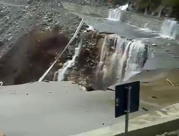 Bllokohet furgoni në mes të rrugës, 10 pasagjerë apelojnë për ndihmë