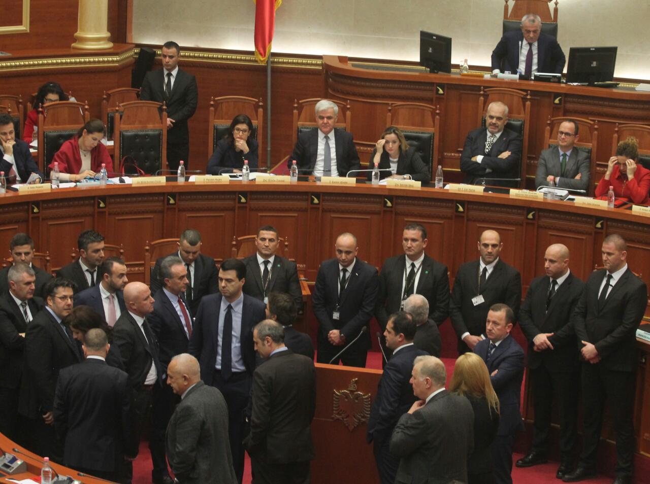 Nis me ‘sherr’ Kuvendi për vitin 2018, Ruçi ndërpret seancën (FOTO)