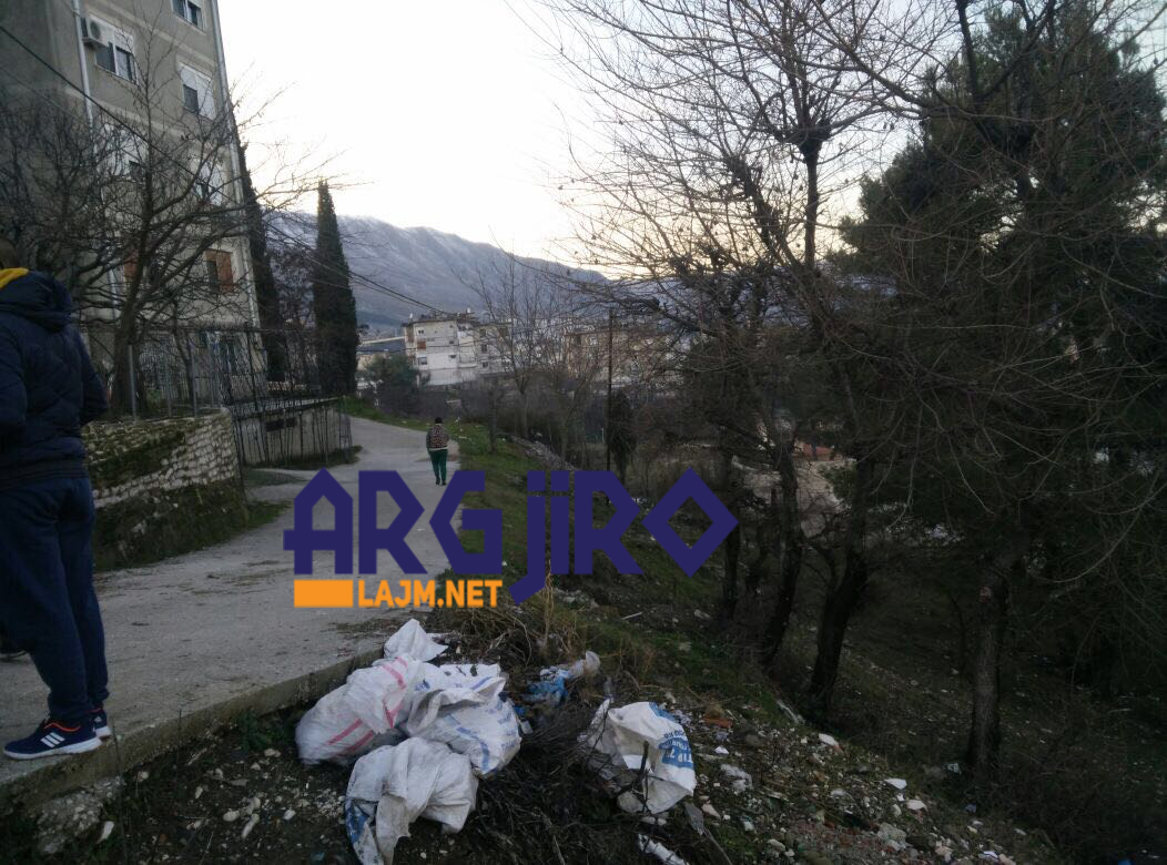 Alarm në Gjirokastër, rrezikon të shembet një pallat (FOTO)