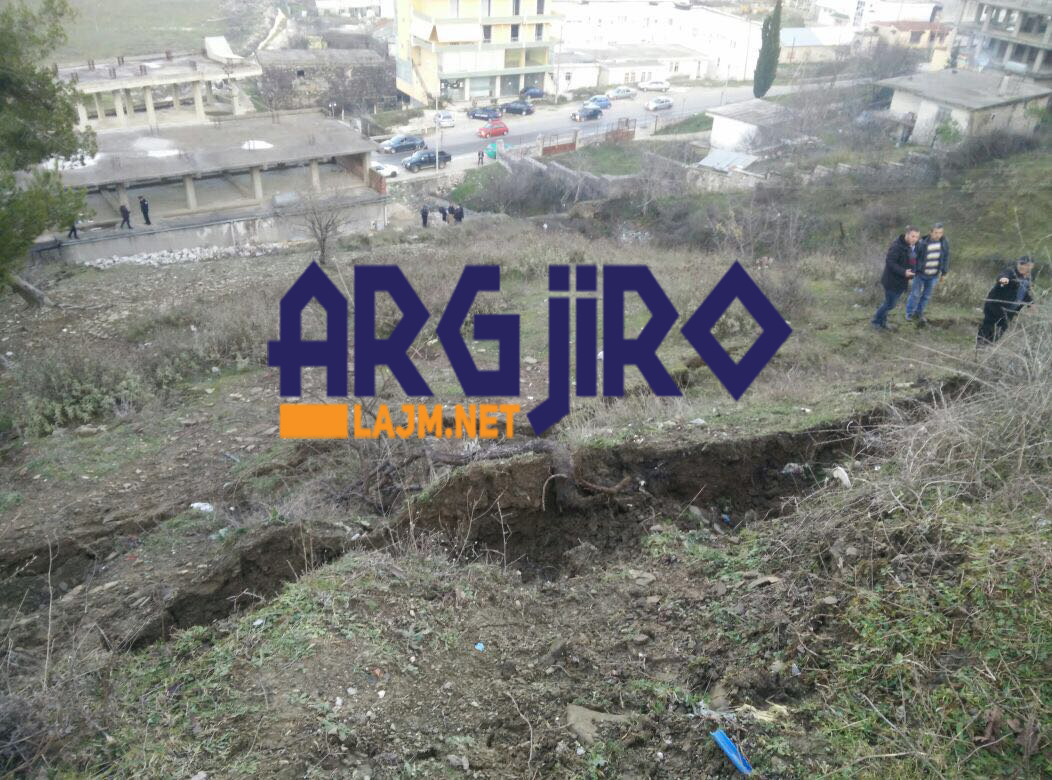 Alarm në Gjirokastër, rrezikon të shembet një pallat (FOTO)