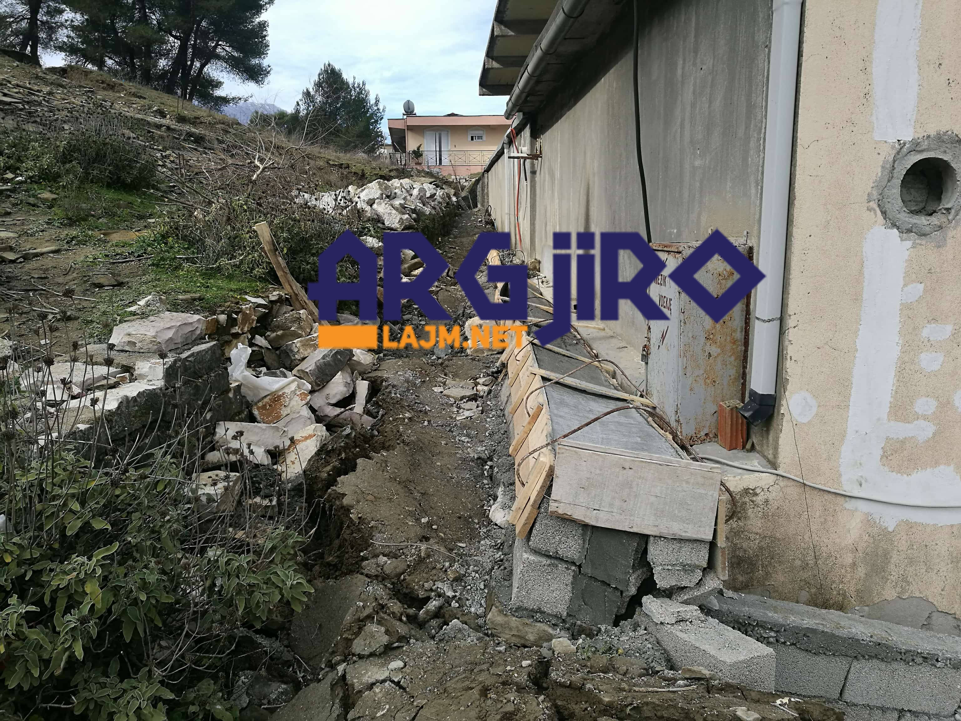 Pallati në rrezik shembje, a është ky ndërtimi pa leje që shkaktoi çarjen e tokës në lagjen ‘Punëtori’? (FOTO)
