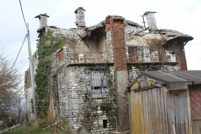 Gjirokastër, lagjet historike me shtëpi të rrënuara (VIDEO)