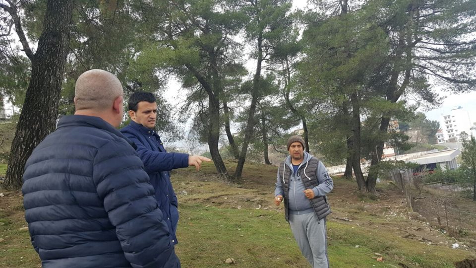 Pallati që rrezikon shembjen, Flamur Golemi takon banorët