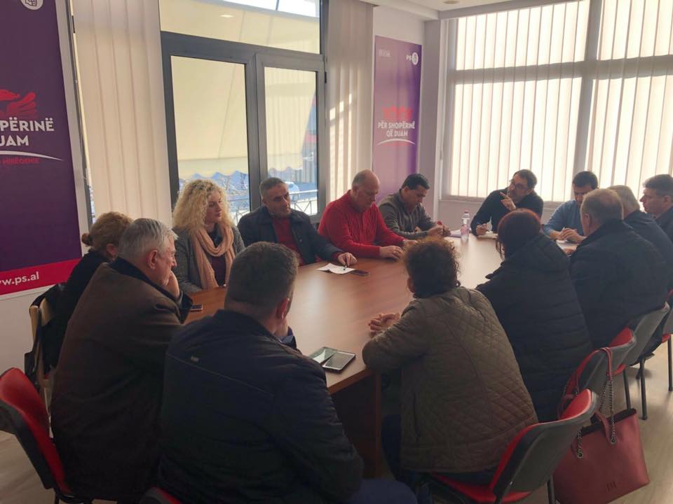 Çuçi dhe Golemi mbledhin drejtuesit e institucioneve në Gjirokastër. Ka dhe një ‘kunjë’ për protestën (FOTO)