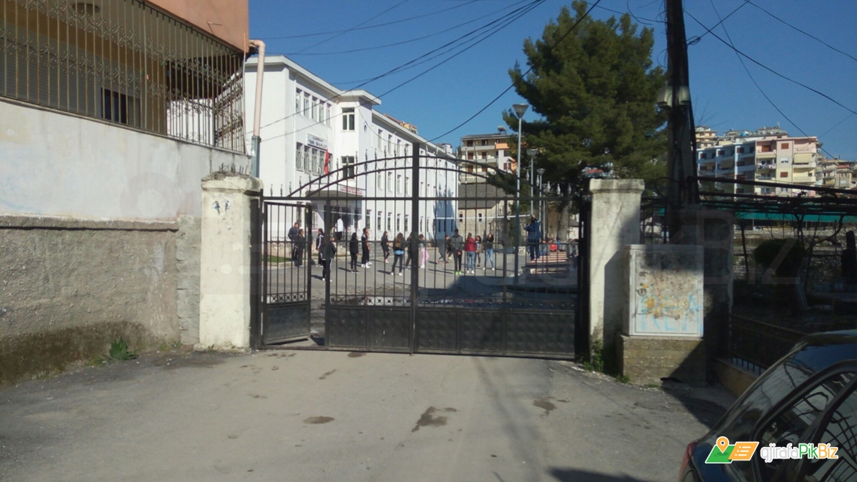 Gjirokastër, sherr me thika në gjimnazin ‘Siri Shapllo’. Një nxënës i plagosur përfundon në spital