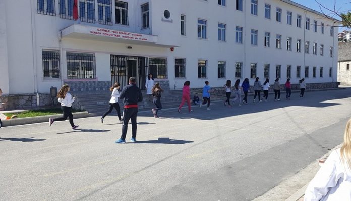 Sherri në gjimnazin ‘Siri Shapllo’, arrestohet 15-vjeçari