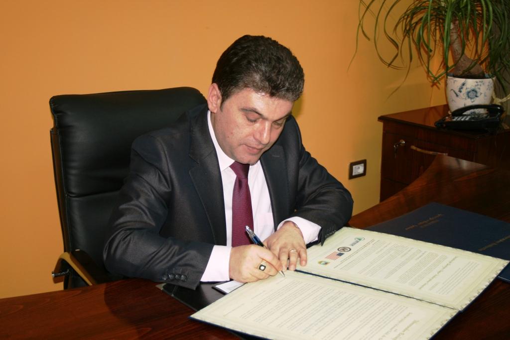 Njihuni me kryebashkiakun socialist që paguhet më shumë