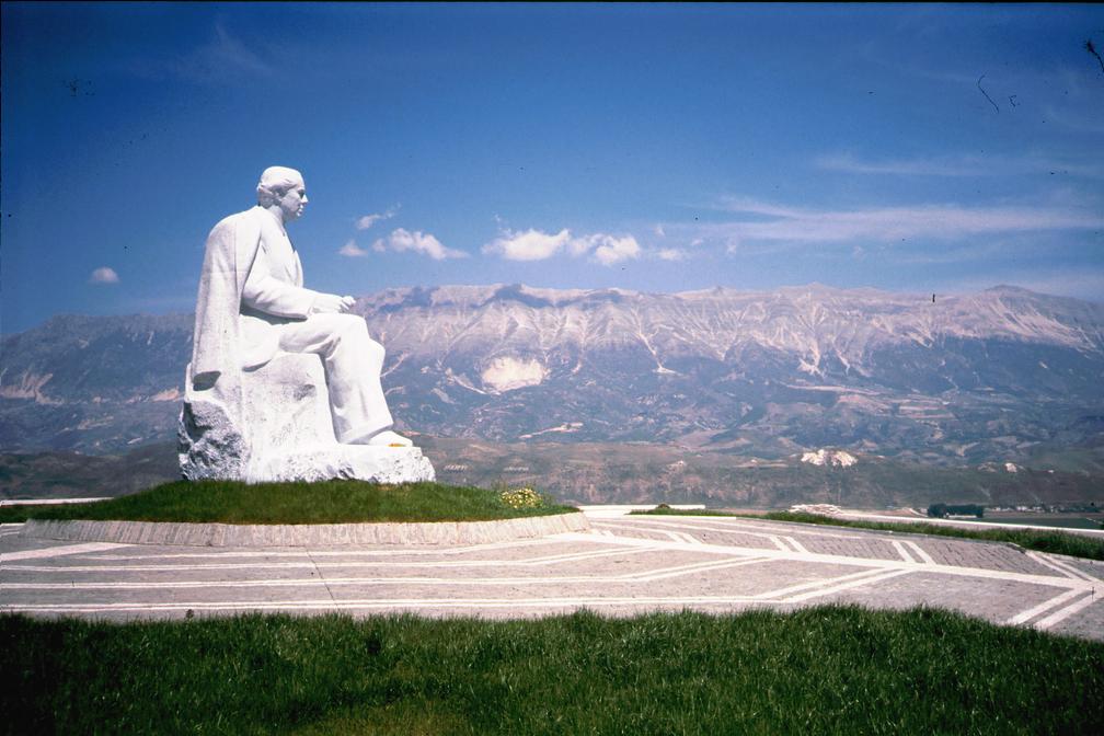 Si e donin në Gjirokastër shtatoren e Enverit. Ja barsaleta që alarmoi Sigurimin e Shtetit