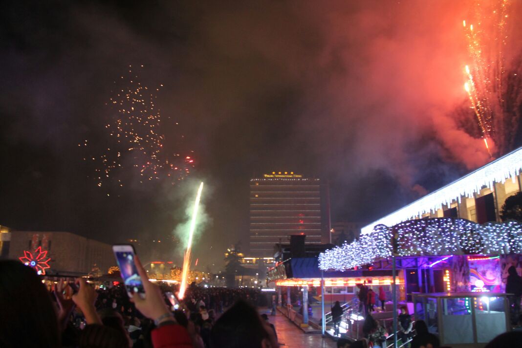 Viti i ri 2018, spektakli i fishekzjarreve në kryeqytetin shqiptar (FOTO)
