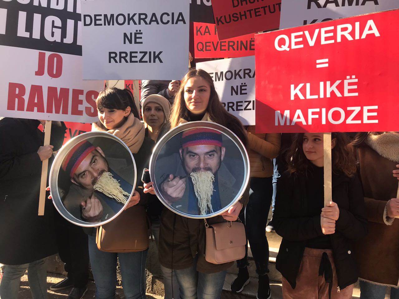 Opozita proteston me imazhin e Ramës në tepsi