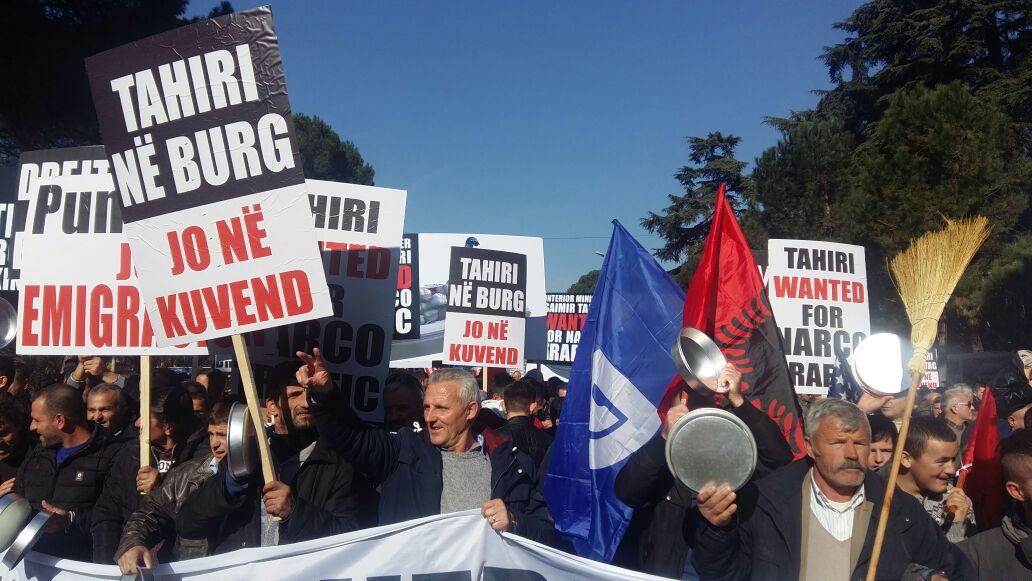 Nis me himnin kombëtar protesta e opozitës (FOTO)