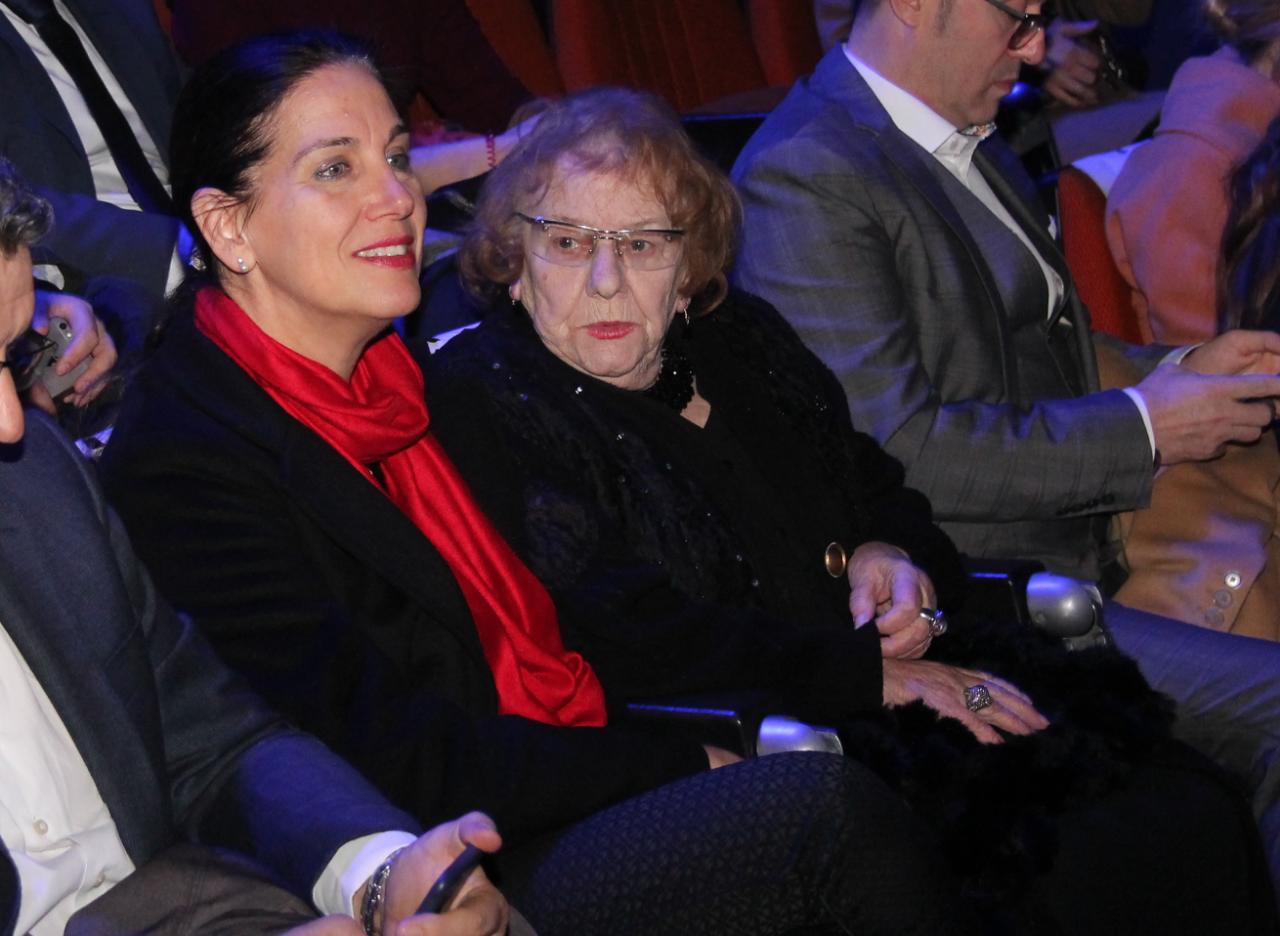 Të gjithë e prisnin në skenë, por aktorja e madhe shfaqet si spektatore me Mirela Kumbaron (FOTO)