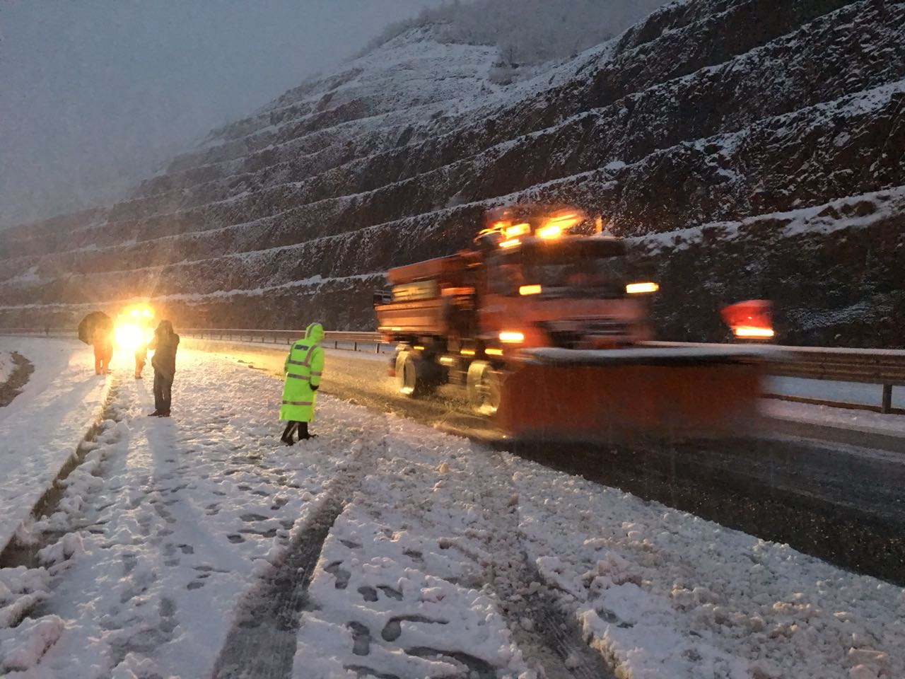 KUJDES! Rënie gurësh dhe dëborë në këto rrugë. Ja apeli i Policisë (FOTO)