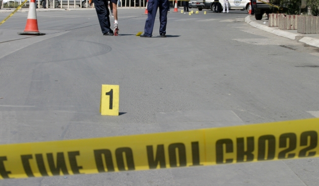 Aksident, shoferi i dehur përplaset me shtyllën dhe mbrojtëset metalike të rrugës