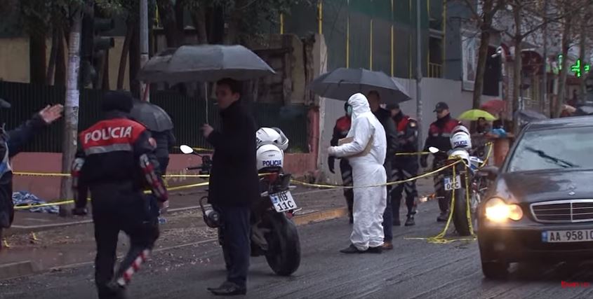 Pamje të rënda/ Shihni se si polici heq armën nga dora vrasësit të Arielës (VIDEO)