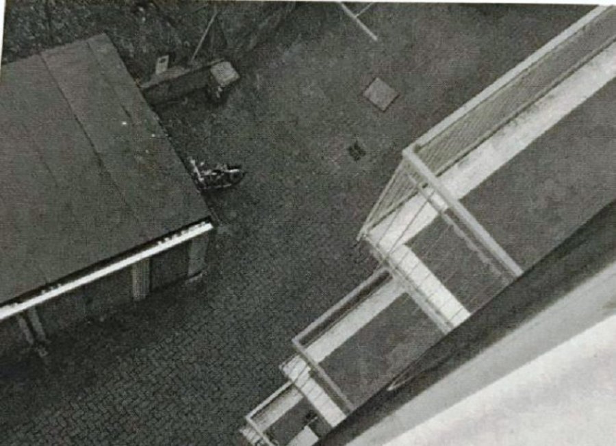 E ndiqte policia, shqiptari hidhet nga kati i 5-të, përfundon në spital (Emri)