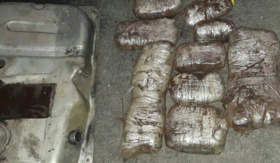 I riu nga Tepelena kishte fshehur drogën në sarbatorin e makinës, por arrestohet nga policia (Emri)