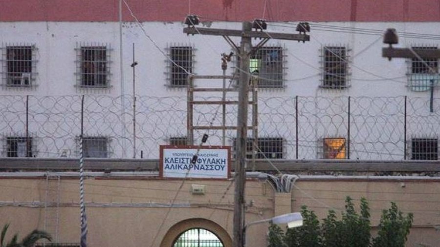 Doli me leje nga burgu dhe nuk u kthye më. Policia greke arreston shqiptarin