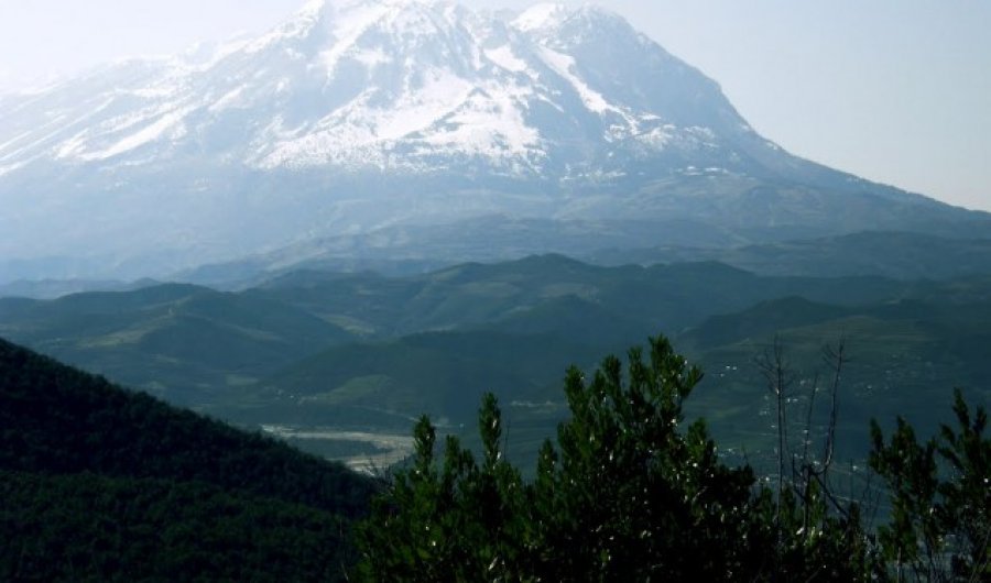 Mali i Tomorit fsheh diçka të mistershme në brendësi të tij