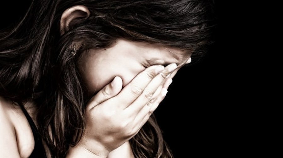 Greqi, shqiptari i dhunshëm arrestohet për rrahjen e së bijës 11-vjeçare